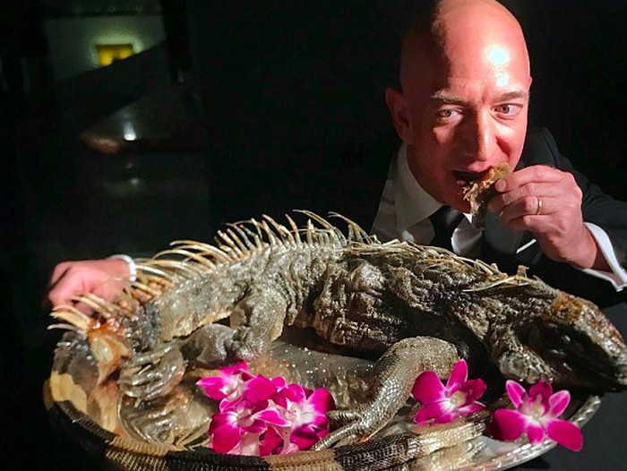 Jeff Bezos saat makan iguana. Foto: Twitter Jeff Bezos saat makan iguana. Foto: Twitter