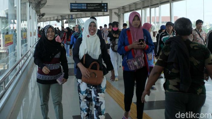 Penumpang KRL di Stasiun Duri (Foto: lamhot aritonang) Penumpang KRL di Stasiun Duri (Foto: lamhot aritonang)