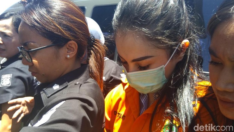 Bermasker, Jennifer Dunn Tiba di Kejari Jaksel Bermasker, Jennifer Dunn Tiba di Kejari Jaksel