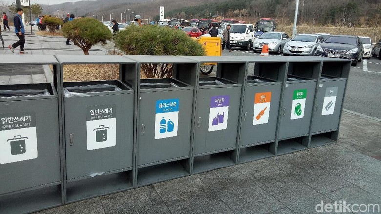Tong sampah 7 jenis di Korea Selatan (Amalia Dwi Septi/detikTravel) Tong sampah 7 jenis di Korea Selatan (Amalia Dwi Septi/detikTravel)