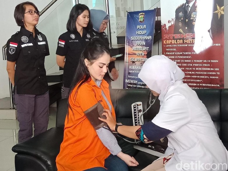 Jennifer Dunn Shock dan Tegang saat Dilimpahkan ke Kejaksaan Jennifer Dunn Shock dan Tegang saat Dilimpahkan ke Kejaksaan