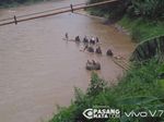 Pemotor Seberangi Sungai Cisadane Pakai Getek karena Jembatan Rusak