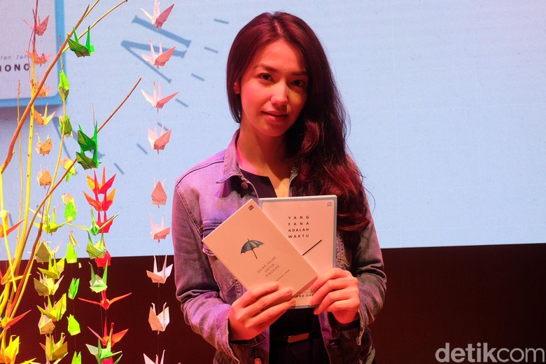 Velove Vexia Kepincut Puisi-puisi Sapardi Djoko Damono yang Sederhana Velove Vexia Kepincut Puisi-puisi Sapardi Djoko Damono yang Sederhana
