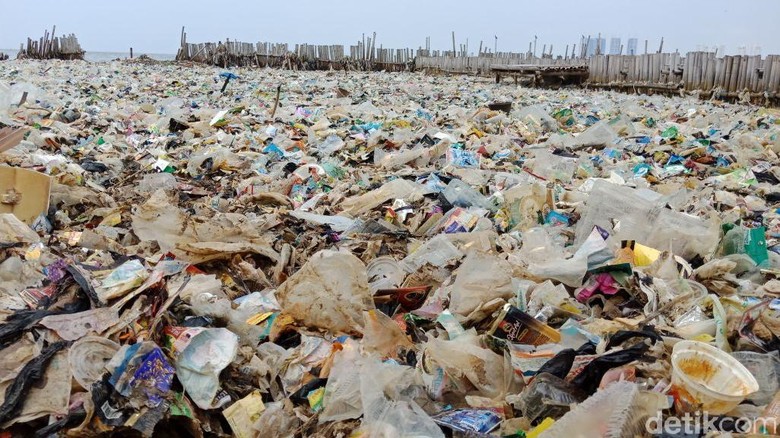 Sandiaga Janji Singkirkan Lautan Sampah di Teluk Jakarta Sandiaga Janji Singkirkan Lautan Sampah di Teluk Jakarta