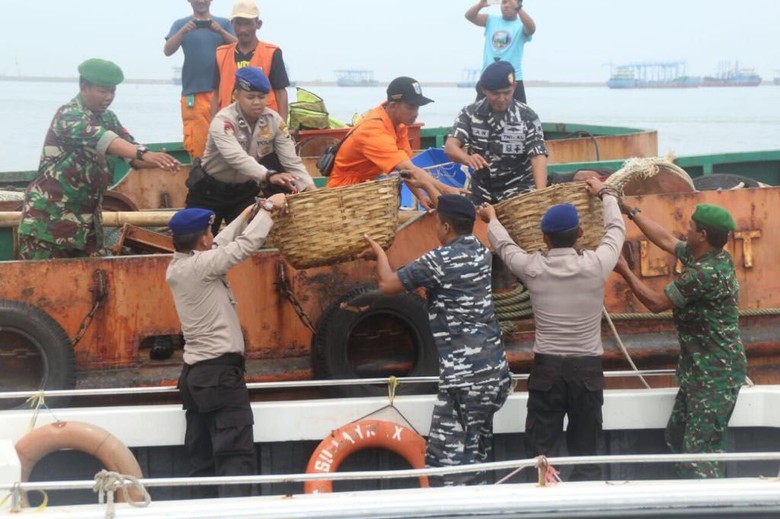 Kompak! Pakai Kapal Patroli Aparat Sisir Sampah di Kepulauan Seribu Kompak! Pakai Kapal Patroli Aparat Sisir Sampah di Kepulauan Seribu