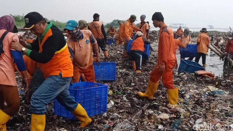 Faktor Cuaca dan Ombak Jadi Kendala Angkat Sampah Teluk Jakarta Faktor Cuaca dan Ombak Jadi Kendala Angkat Sampah Teluk Jakarta
