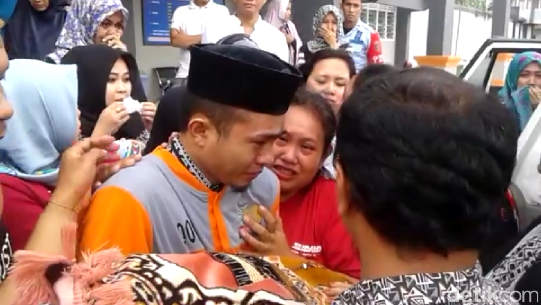 Viral, Tahanan di Lapas Bone Peluk dan Tangisi Jasad Balitanya Viral, Tahanan di Lapas Bone Peluk dan Tangisi Jasad Balitanya