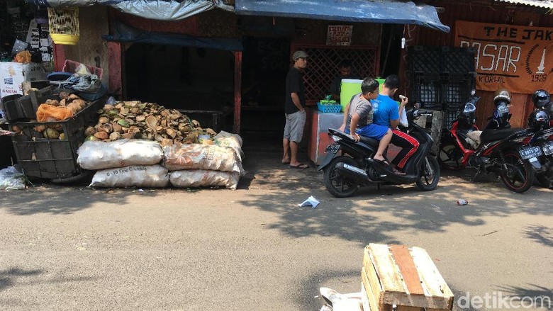 Polisi Gelar Olah TKP Lanjutan Besi Timpa Warga di Pasar Rumput Polisi Gelar Olah TKP Lanjutan Besi Timpa Warga di Pasar Rumput