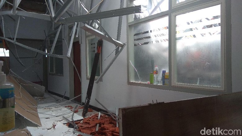 Runtuhnya Atap Ruangan di RSAL yang Baru Direnovasi Runtuhnya Atap Ruangan di RSAL yang Baru Direnovasi