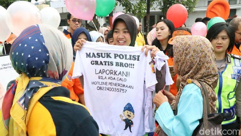 Cegah KKN Daftar Polri, Polwan Jabar Bagi-bagi Kaos di CFD Cegah KKN Daftar Polri, Polwan Jabar Bagi-bagi Kaos di CFD