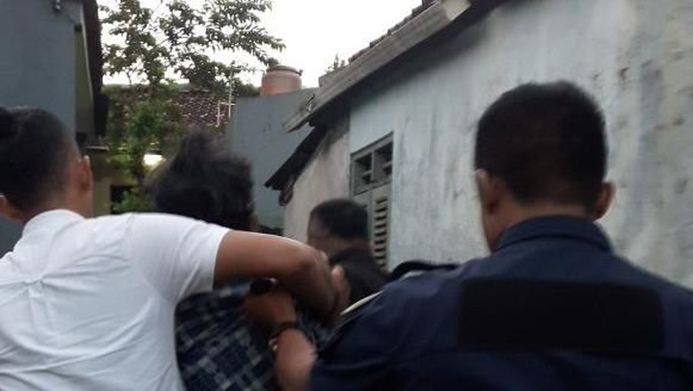 Preman Mabuk di Depok Ngamuk Hancurkan Rumah Kontrakan Preman Mabuk di Depok Ngamuk Hancurkan Rumah Kontrakan