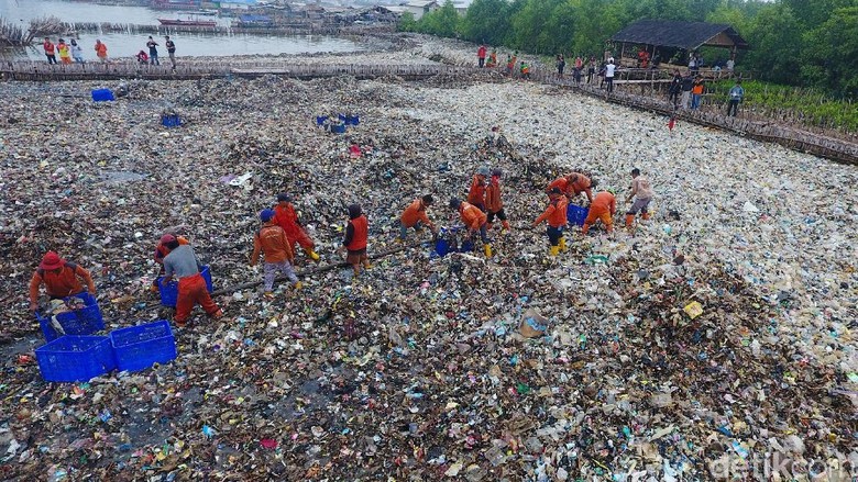 Sandi Dapat Laporan Ada Nelayan Kerap Buang Sampah ke Laut Sandi Dapat Laporan Ada Nelayan Kerap Buang Sampah ke Laut