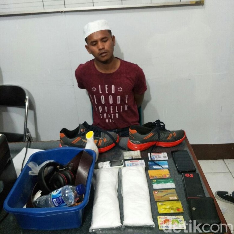 Simpan Sabu 1 Kg di Sepatu, Mahasiswa Dibekuk di Bandara Aceh Simpan Sabu 1 Kg di Sepatu, Mahasiswa Dibekuk di Bandara Aceh