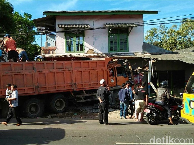 Truk Seruduk Mobil dan Dua Rumah di Sukabumi Truk Seruduk Mobil dan Dua Rumah di Sukabumi