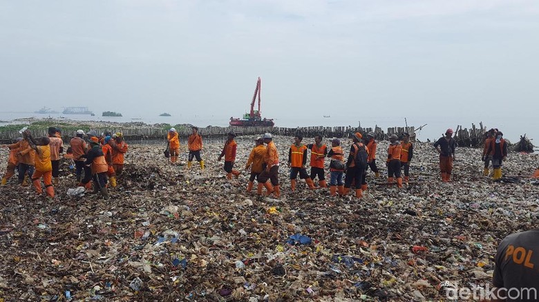 3 Ton Sampah Diangkut dari Teluk Jakarta dalam 3 Jam 3 Ton Sampah Diangkut dari Teluk Jakarta dalam 3 Jam