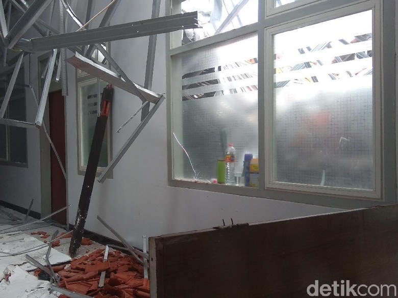 4 Orang Terluka Akibat Ruangan di RSAL Surabaya Ambruk 4 Orang Terluka Akibat Ruangan di RSAL Surabaya Ambruk