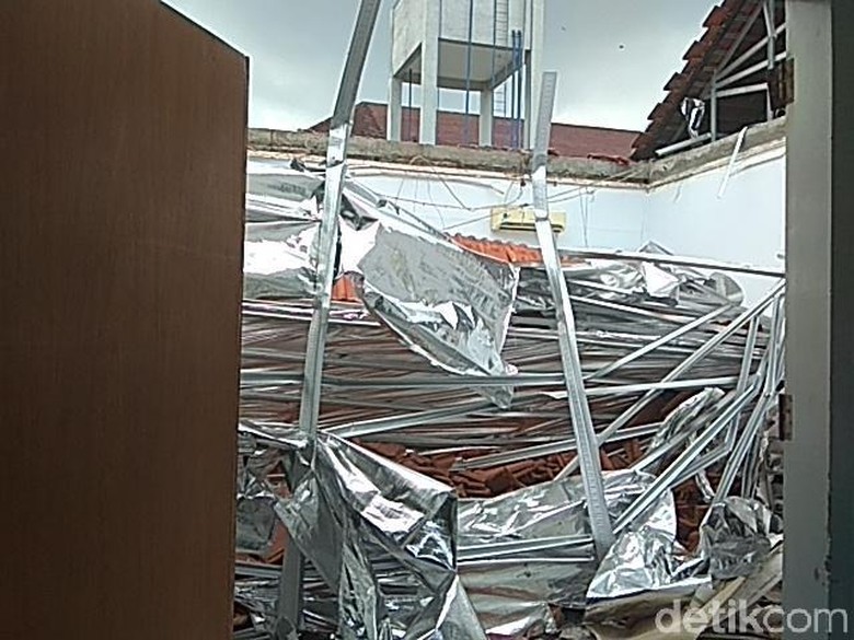 2 Korban Ambruknya Atap Ruangan RSAL Surabaya Luka di Kepala 2 Korban Ambruknya Atap Ruangan RSAL Surabaya Luka di Kepala