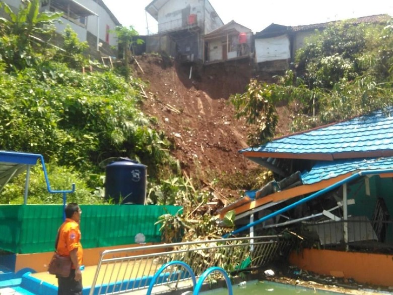 Longsor Terjang Pemukiman Warga di Cicurug Sukabumi Longsor Terjang Pemukiman Warga di Cicurug Sukabumi