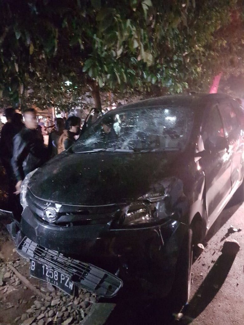 Mobil yang Dikemudikan WN Iran Tabrak 4 Motor di Depok Mobil yang Dikemudikan WN Iran Tabrak 4 Motor di Depok