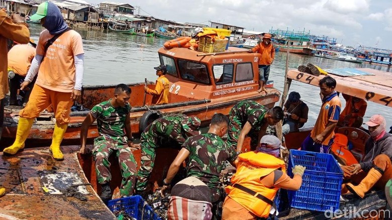 TNI Ikut Berjibaku Angkat Sampah di Teluk Jakarta TNI Ikut Berjibaku Angkat Sampah di Teluk Jakarta
