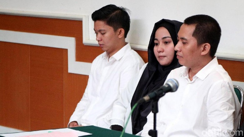 Syahrini dan 5 Orang Lainnya Gratis Umrah First Travel Syahrini dan 5 Orang Lainnya Gratis Umrah First Travel