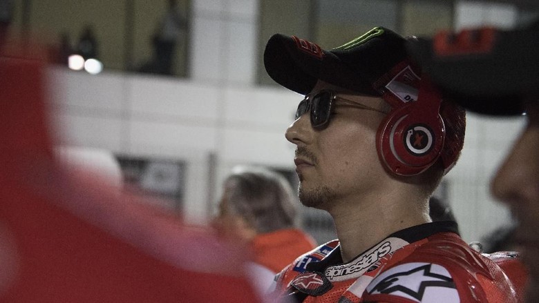 Lorenzo Jatuh karena Rem Bermasalah Lorenzo Jatuh karena Rem Bermasalah