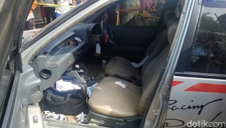 Jasad Pasutri Ditemukan Dalam Mobil di Tepi Pantura Tegal Jasad Pasutri Ditemukan Dalam Mobil di Tepi Pantura Tegal