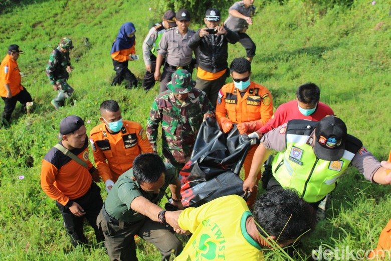 Petugas Temukan Jasad 3 Wisatawan Tenggelam di Curug Teko Garut Petugas Temukan Jasad 3 Wisatawan Tenggelam di Curug Teko Garut