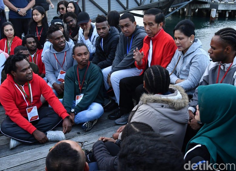 Momen Jokowi Bangga Ada 2 Pilot Perempuan Pertama dari Papua Momen Jokowi Bangga Ada 2 Pilot Perempuan Pertama dari Papua