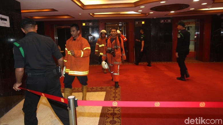 Ruangan Fahri Hamzah Berasap Gara-gara Korsleting Listrik Ruangan Fahri Hamzah Berasap Gara-gara Korsleting Listrik