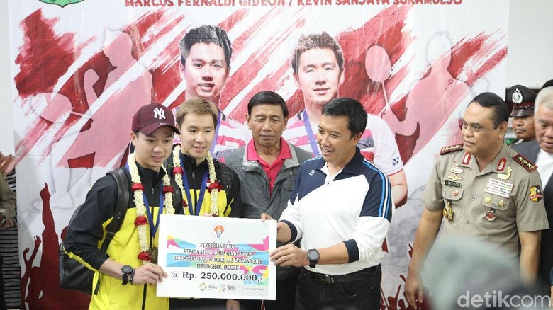 Tiba di Tanah Air, Kevin/Marcus Disambut Fans Tiba di Tanah Air, Kevin/Marcus Disambut Fans