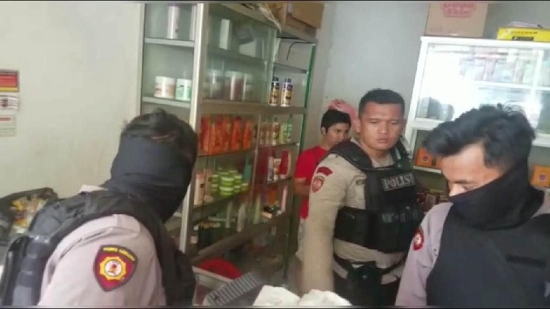 Polisi Gerebek Toko Kosmetik yang Jual Pil Penenang di Jaktim Polisi Gerebek Toko Kosmetik yang Jual Pil Penenang di Jaktim