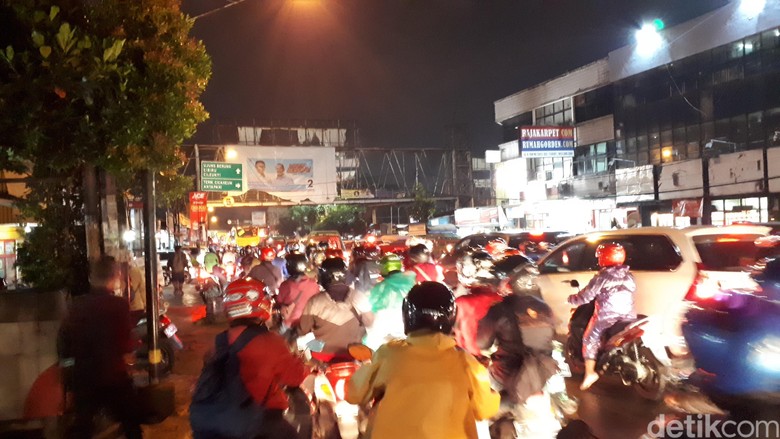 Cicaheum Bandung Sudah Bisa Dilalui, Lalu Lintas Macet Parah Cicaheum Bandung Sudah Bisa Dilalui, Lalu Lintas Macet Parah