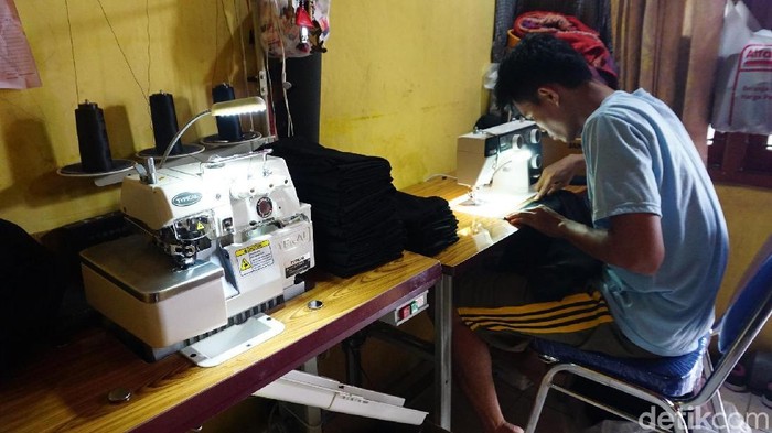 Asra kini jadi pebisnis kusta (Foto: Suherni) Asra kini jadi pebisnis kusta (Foto: Suherni)