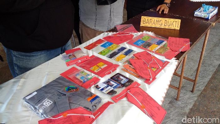 Barang bukti sindikat pembobol mesin ATM. Foto: Ristu Hanafi/detikcom Barang bukti sindikat pembobol mesin ATM. Foto: Ristu Hanafi/detikcom
