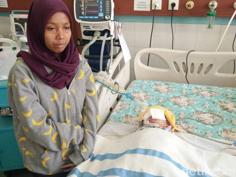 Derita Bayi Calista: Dibenturkan ke Tembok dan Dipukul Ibunya Derita Bayi Calista: Dibenturkan ke Tembok dan Dipukul Ibunya