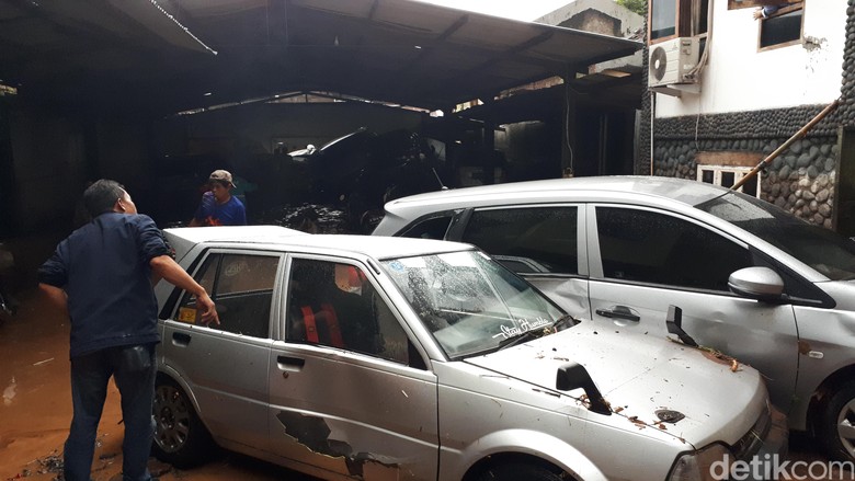 Ngeri! Banjir Bandang di Bandung Rusak Kendaraan dan Bangunan Ngeri! Banjir Bandang di Bandung Rusak Kendaraan dan Bangunan
