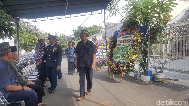 Pelayat Mulai Berdatangan ke Rumah Duka Pilot Hanafie di Malang Pelayat Mulai Berdatangan ke Rumah Duka Pilot Hanafie di Malang