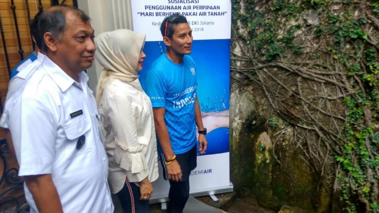 Sandiaga Ajak Warga Sekitar Rumahnya Gunakan PAM Sandiaga Ajak Warga Sekitar Rumahnya Gunakan PAM