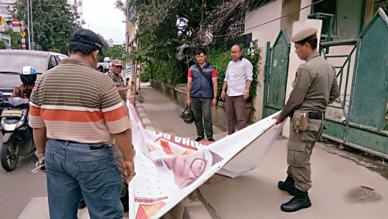1.090 Alat Peraga Kampenye Diturunkan, Paling Banyak di Jakbar 1.090 Alat Peraga Kampenye Diturunkan, Paling Banyak di Jakbar