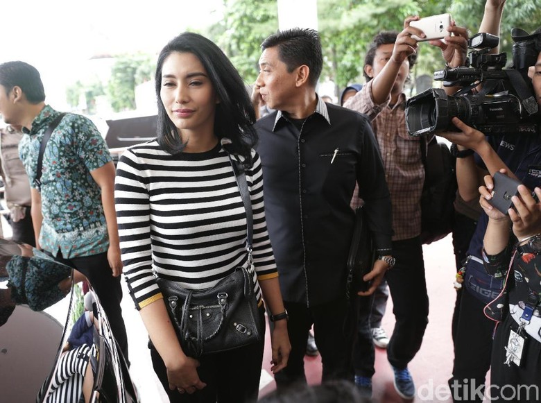 Dicecar 10 Pertanyaan saat BAP, Tyas Mirasih Klaim Sudah Siapkan Bukti Dicecar 10 Pertanyaan saat BAP, Tyas Mirasih Klaim Sudah Siapkan Bukti