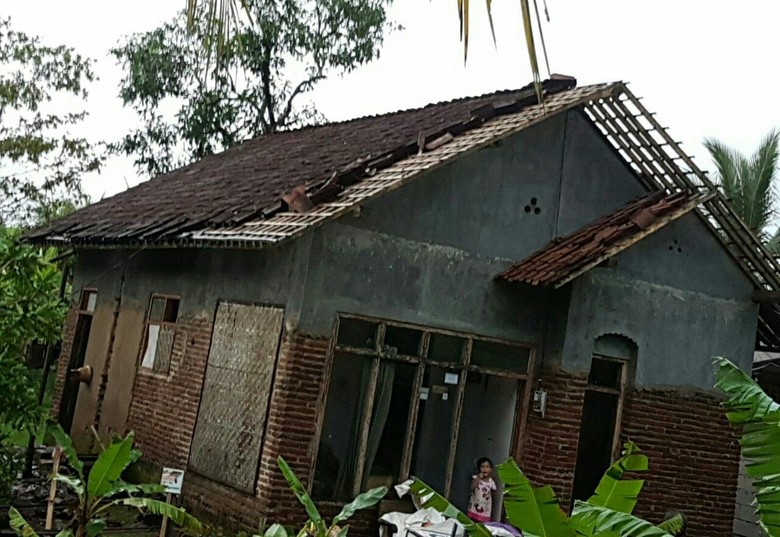 Ratusan Rumah di Ciamis Rusak Diterjang Puting Beliung Ratusan Rumah di Ciamis Rusak Diterjang Puting Beliung