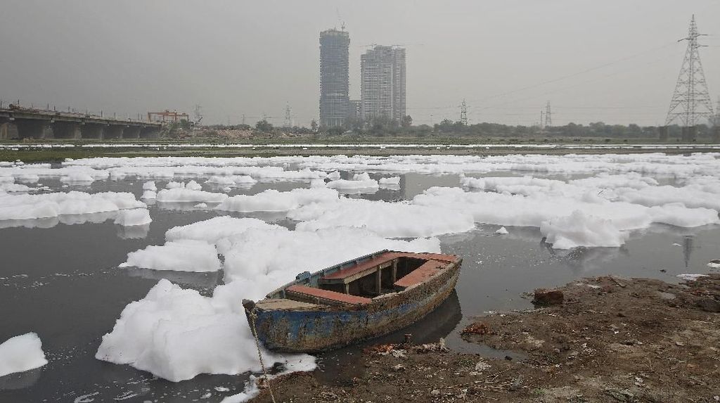 Potret Sungai Tercemar di India yang Tertutup Buih Potret Sungai Tercemar di India y ang Tertutup Buih