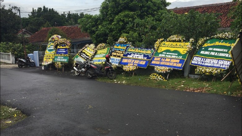 Karangan Bunga Penuhi Rumah Duka Pilot yang Tewas di Cilacap Karangan Bunga Penuhi Rumah Duka Pilot yang Tewas di Cilacap