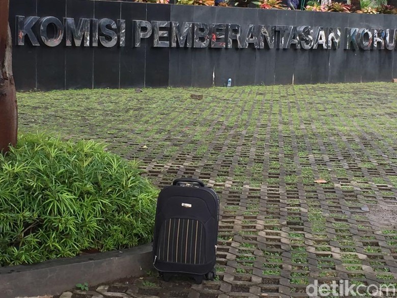 Koper Misterius Ditemukan di Depan KPK Koper Misterius Ditemukan di Depan KPK
