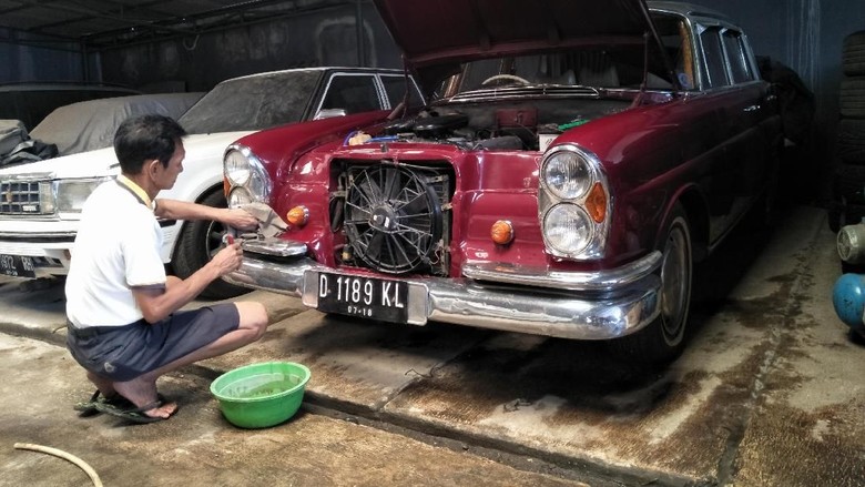 Pria Ini Punya 30 Mobil di Garasinya, Bagaimana Merawatnya Ya? Pria Ini Punya 30 Mobil di Garasinya, Bagaimana Merawatnya Ya?