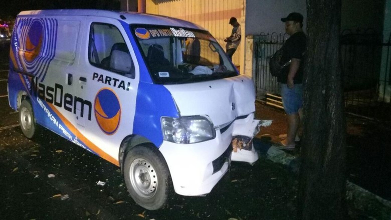 Lawan Arus, Mobil Partai NasDem Tabrak Pohon Hingga Ringsek Lawan Arus, Mobil Partai NasDem Tabrak Pohon Hingga Ringsek