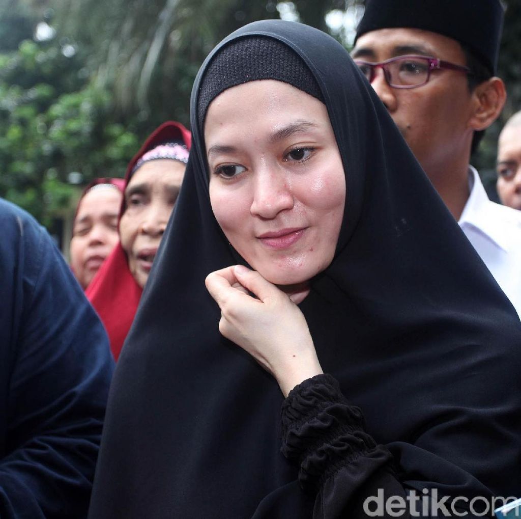 Eric Scada Nikah Lagi , Lyra Virna Tetap Asuh Anak-anaknya Eric Scada Nikah Lagi, Lyra Virna Tetap Asuh Anak-anaknya