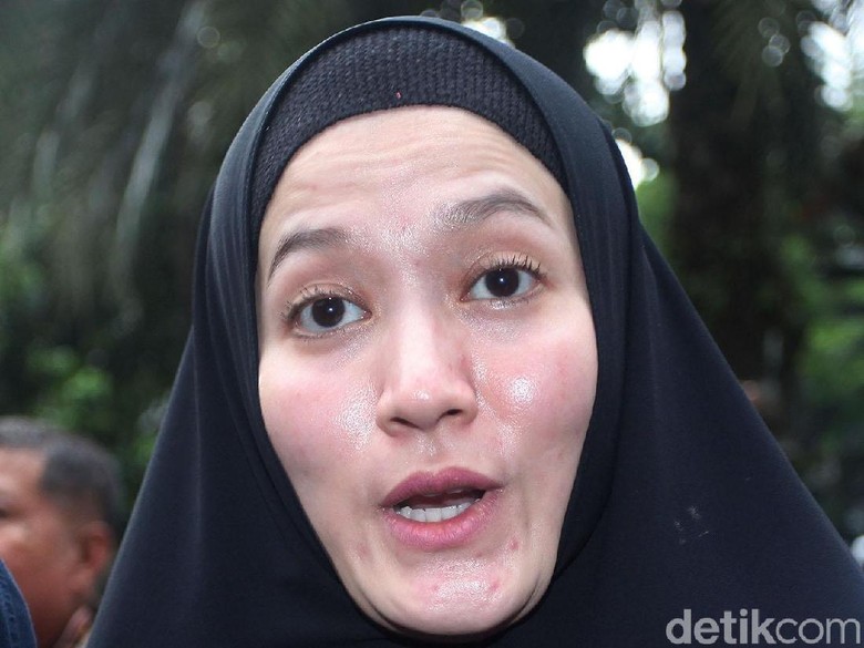 Razman Yakin Lasty Annisa Pakai Baju Tahanan Duluan ketimbang Lyra Virna Razman Yakin Lasty Annisa Pakai Baju Tahanan Duluan ketimbang Lyra Virna