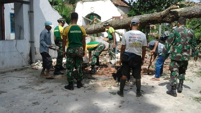 Kostrad Perbaiki Rumah Warga Banjar yang Diterjang Puting Beliung Kostrad Perbaiki Rumah Warga Banjar yang Diterjang Puting Beliung
